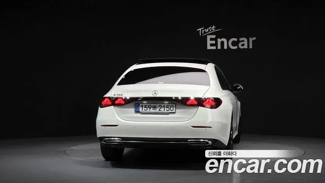 Mercedes-Benz E-Class — Фото автомобиля 4