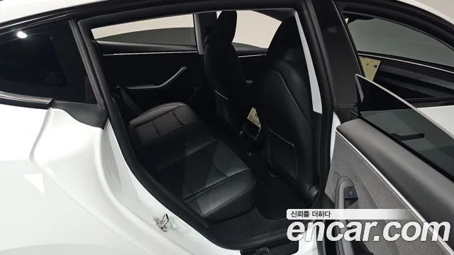 Tesla Model 3 — Фото автомобиля 10