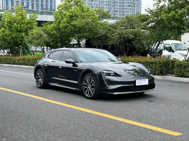 Porsche Taycan — Фото автомобиля 3