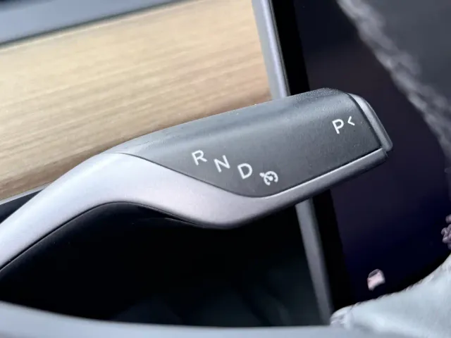 Tesla Model Y — Фото автомобиля 18