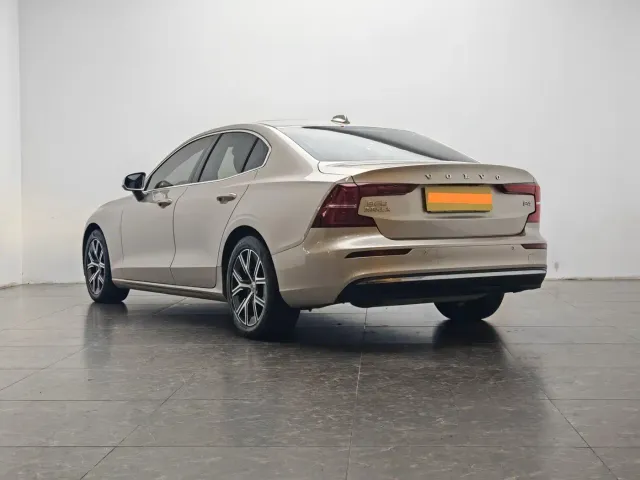 Volvo S60 — Фото автомобиля 4