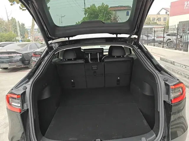 Tesla Model Y — Фото автомобиля 18