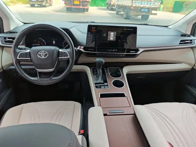 Toyota Sienna — Фото автомобиля 9