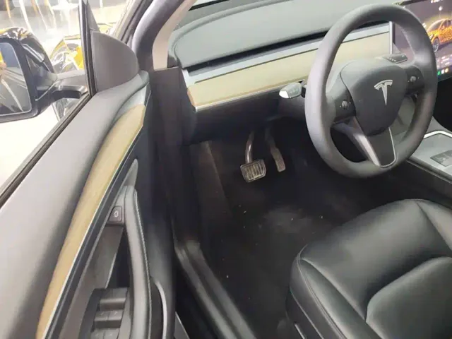 Tesla Model Y — Фото автомобиля 15