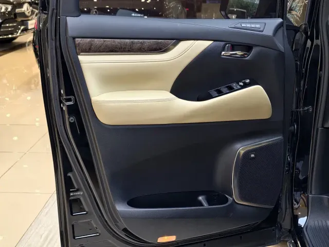Toyota Vellfire — Фото автомобиля 4