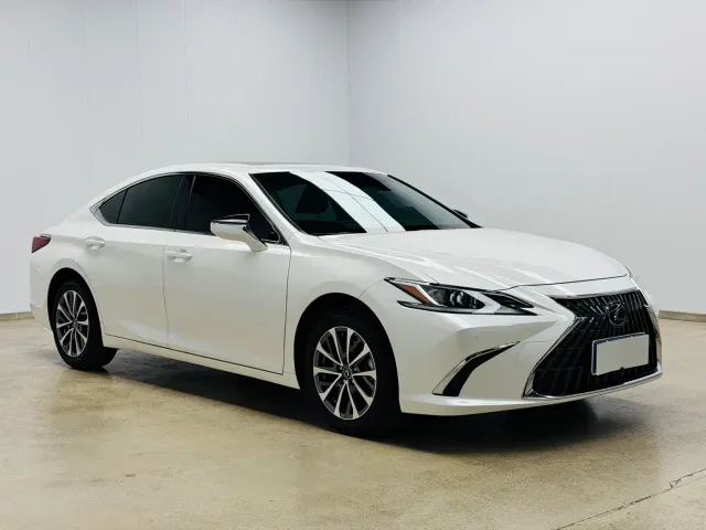 Lexus ES — Фото автомобиля 3