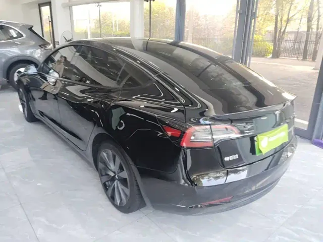 Tesla Model 3 — Фото автомобиля 4
