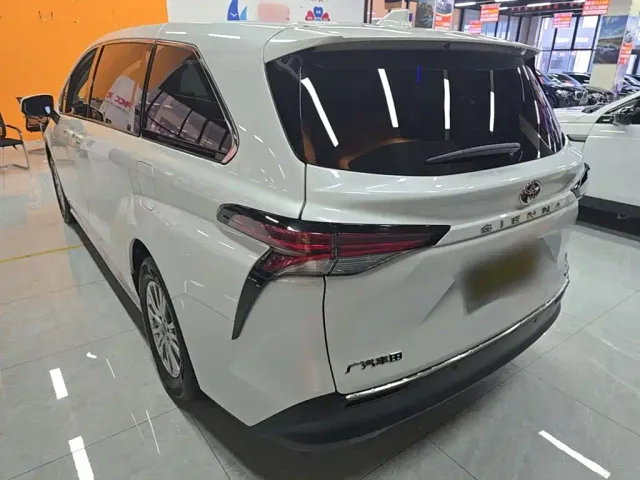 Toyota Sienna — Фото автомобиля 4