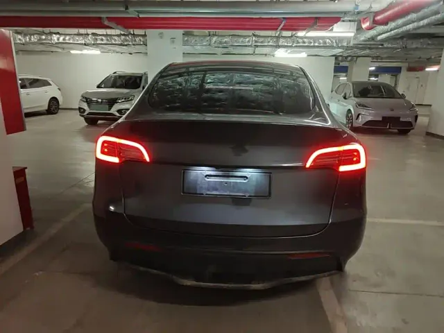 Tesla Model Y — Фото автомобиля 5
