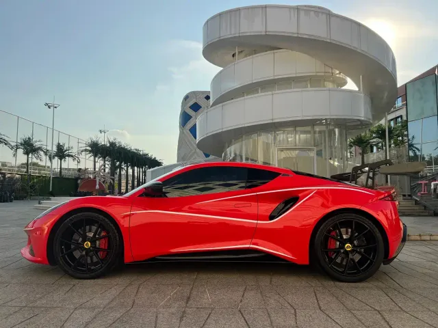 Lotus Emira — Фото автомобиля 7