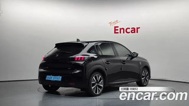 Peugeot 208 — Фото автомобиля 2