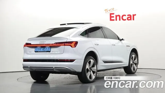 Audi e-tron — Фото автомобиля 2