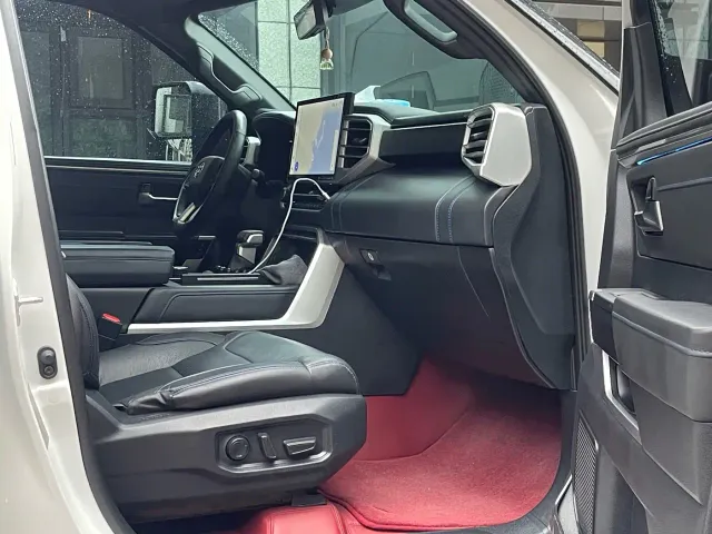 Toyota Sequoia — Фото автомобиля 11
