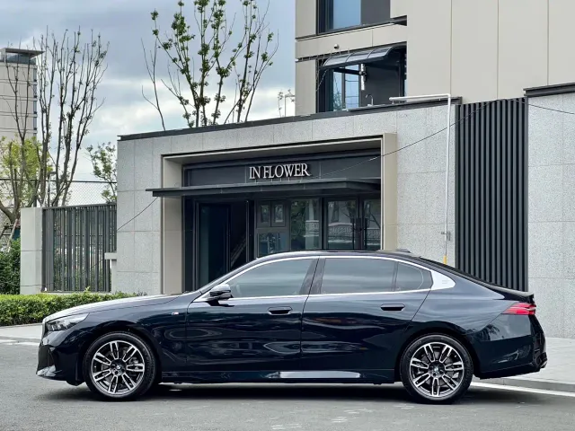 BMW 5 Series — Фото автомобиля 4