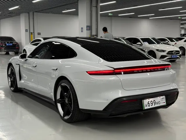 Porsche Taycan — Фото автомобиля 5
