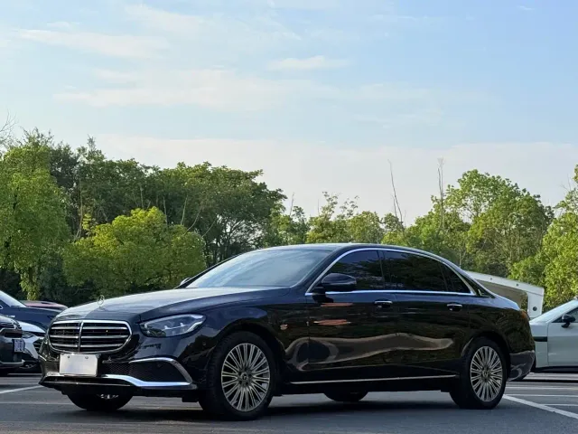 Фотография автомобиля — Mercedes-Benz E-Class