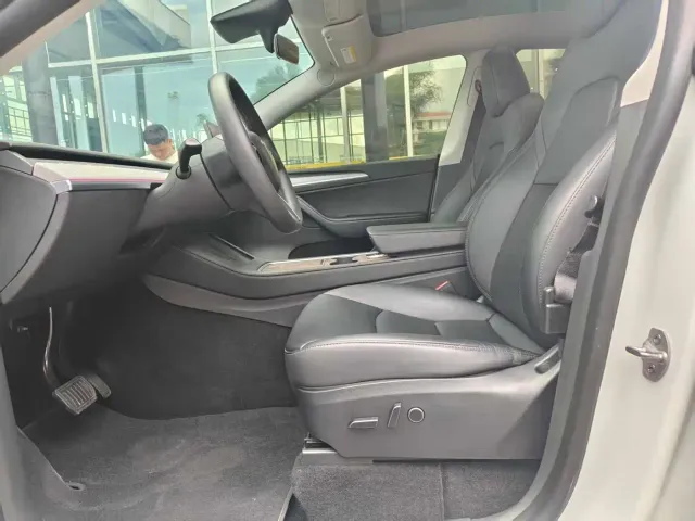 Tesla Model Y — Фото автомобиля 4
