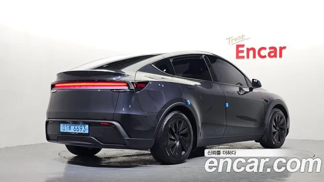 Tesla Model Y — Фото автомобиля 2