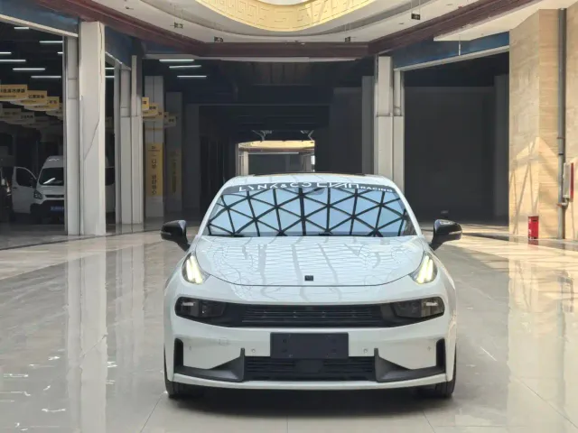 Lynk & Co 03 — Фото автомобиля 2