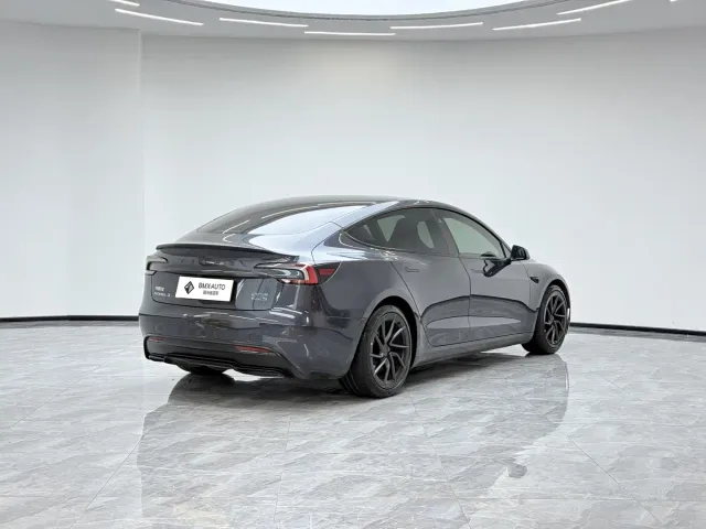 Tesla Model 3 — Фото автомобиля 3
