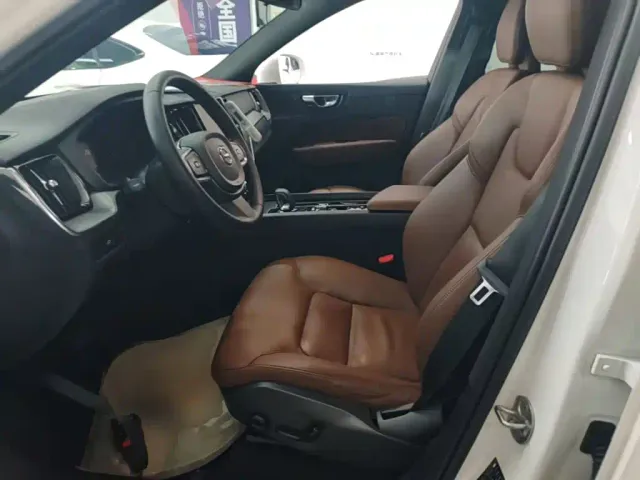 Volvo XC60 — Фото автомобиля 14