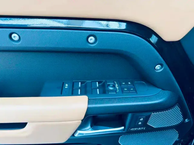 Land Rover Defender — Фото автомобиля 7