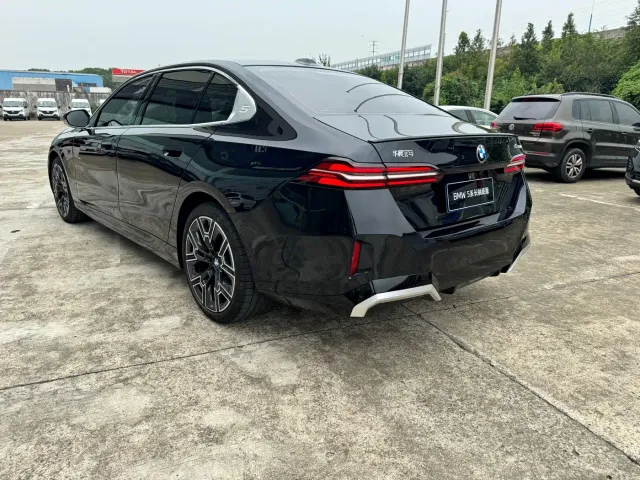 BMW 5 Series — Фото автомобиля 15