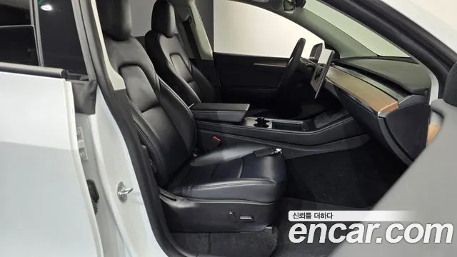 Tesla Model Y — Фото автомобиля 16