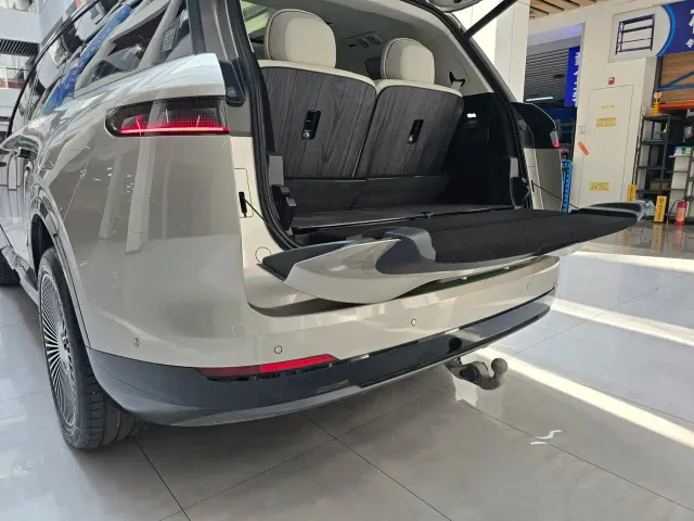 Lynk & Co 900 — Фото автомобиля 8