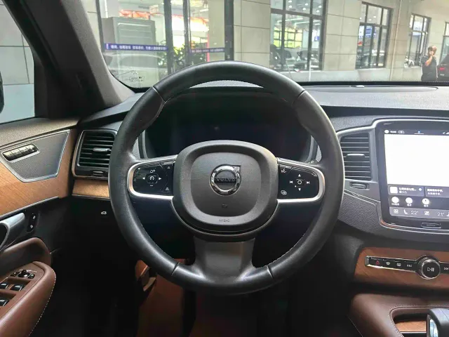 Volvo XC90 — Фото автомобиля 9