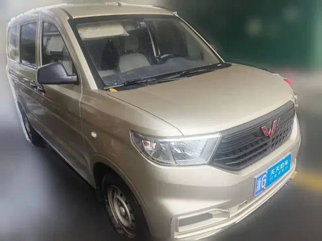 Wuling Hongguang V — Фото автомобиля 3