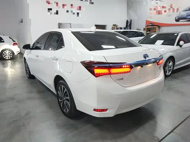 Toyota Corolla Twin Engine E+ — Фото автомобиля 4