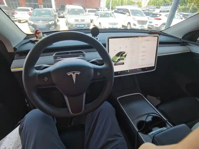 Tesla Model Y — Фото автомобиля 9