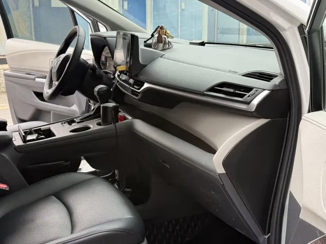 Toyota Sienna — Фото автомобиля 9