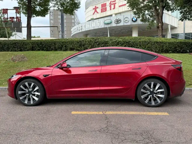 Tesla Model 3 — Фото автомобиля 3