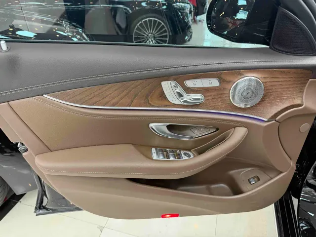 Mercedes-Benz E-Class — Фото автомобиля 4