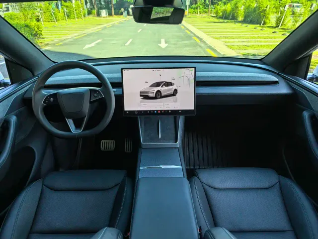 Tesla Model Y L — Фото автомобиля 6