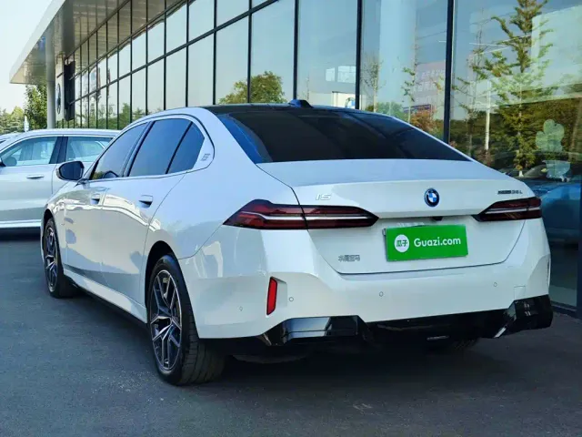 BMW i5 — Фото автомобиля 4