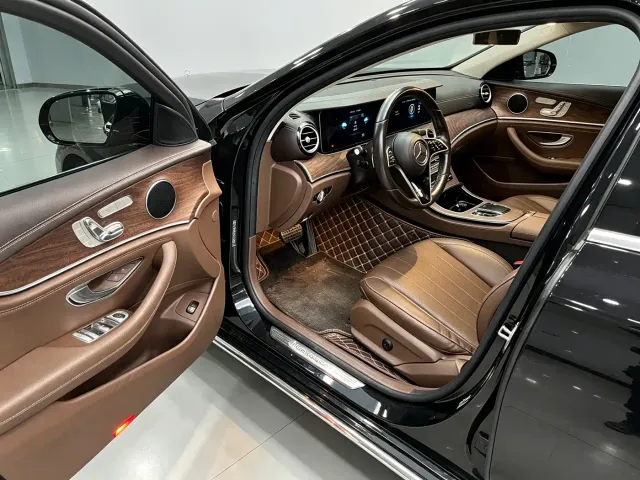 Mercedes-Benz E-Class — Фото автомобиля 20