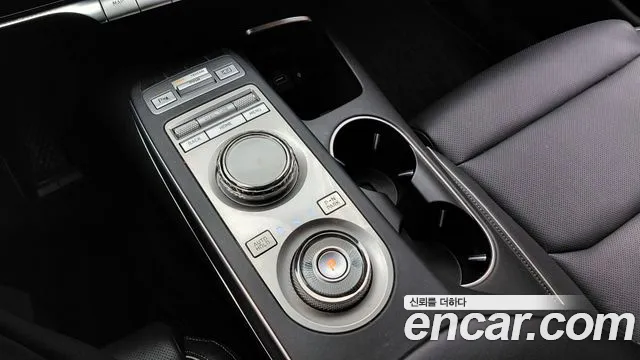 Genesis GV70 — Фото автомобиля 9