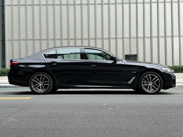 BMW 5 Series — Фото автомобиля 5