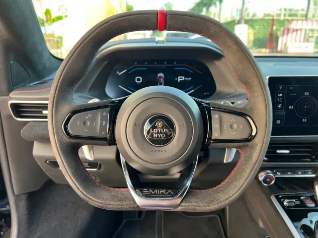 Lotus Emira — Фото автомобиля 15