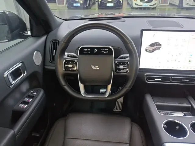 Li Auto L8 — Фото автомобиля 10