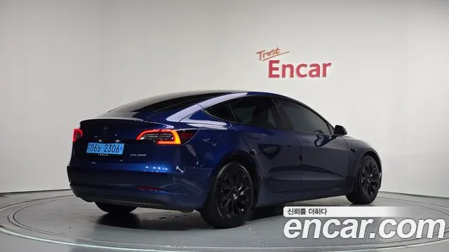 Tesla Model 3 — Фото автомобиля 2