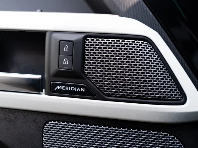 Land Rover Defender — Фото автомобиля 8
