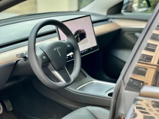 Tesla Model 3 — Фото автомобиля 22