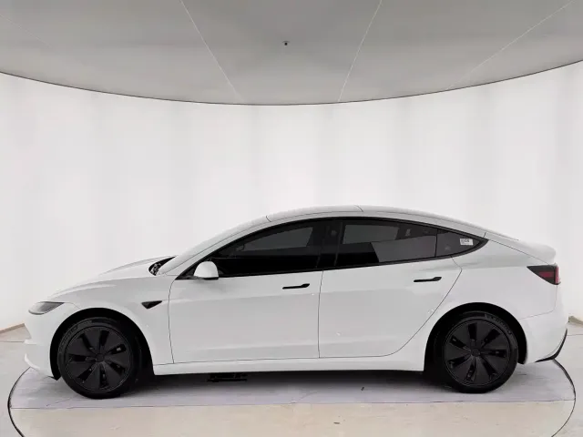 Tesla Model 3 — Фото автомобиля 4