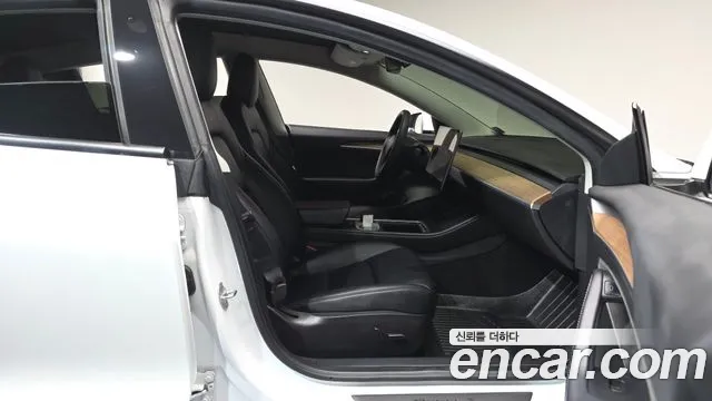 Tesla Model 3 — Фото автомобиля 16