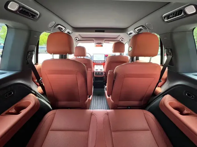Li Auto L8 — Фото автомобиля 17
