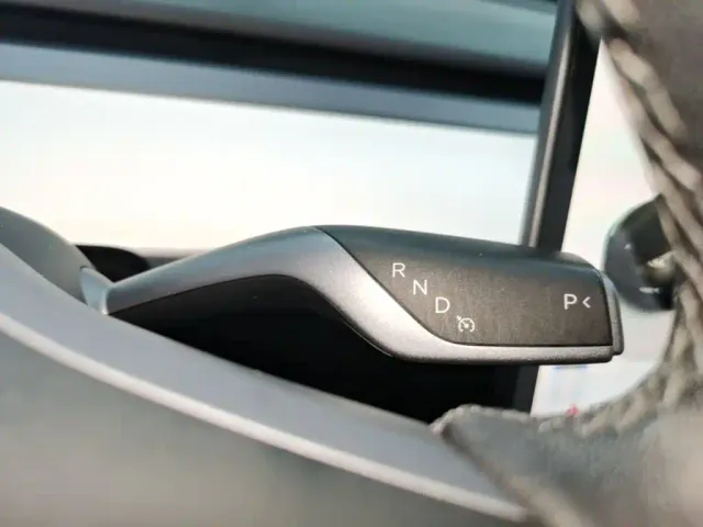 Tesla Model Y — Фото автомобиля 13